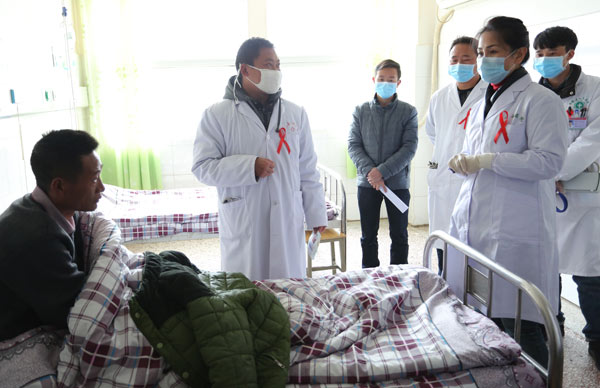 專家在布拖縣人民醫院、特木里中心衛生院查房、會診